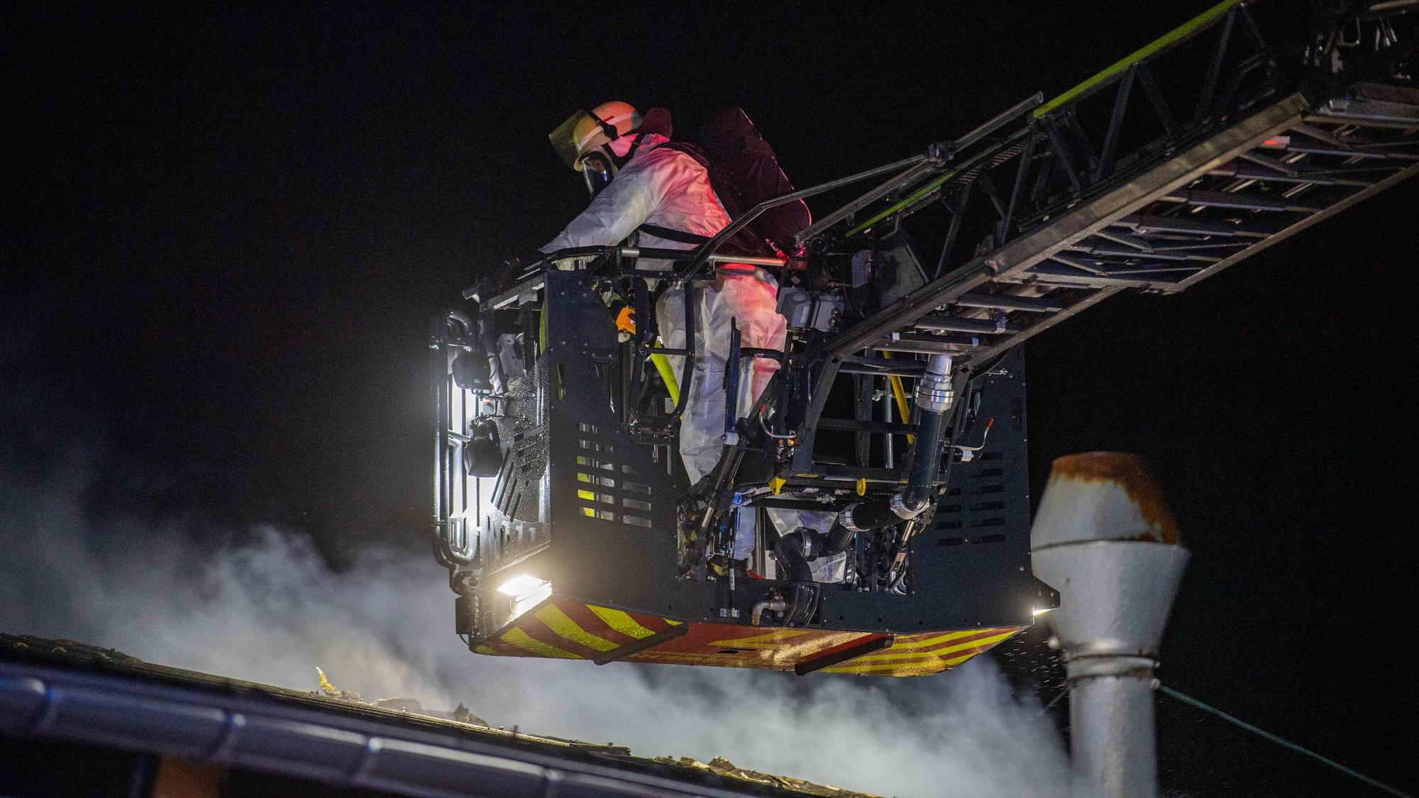 Das Bild zeigt einen Feuerwehrmann im Korb der Drehleiter.