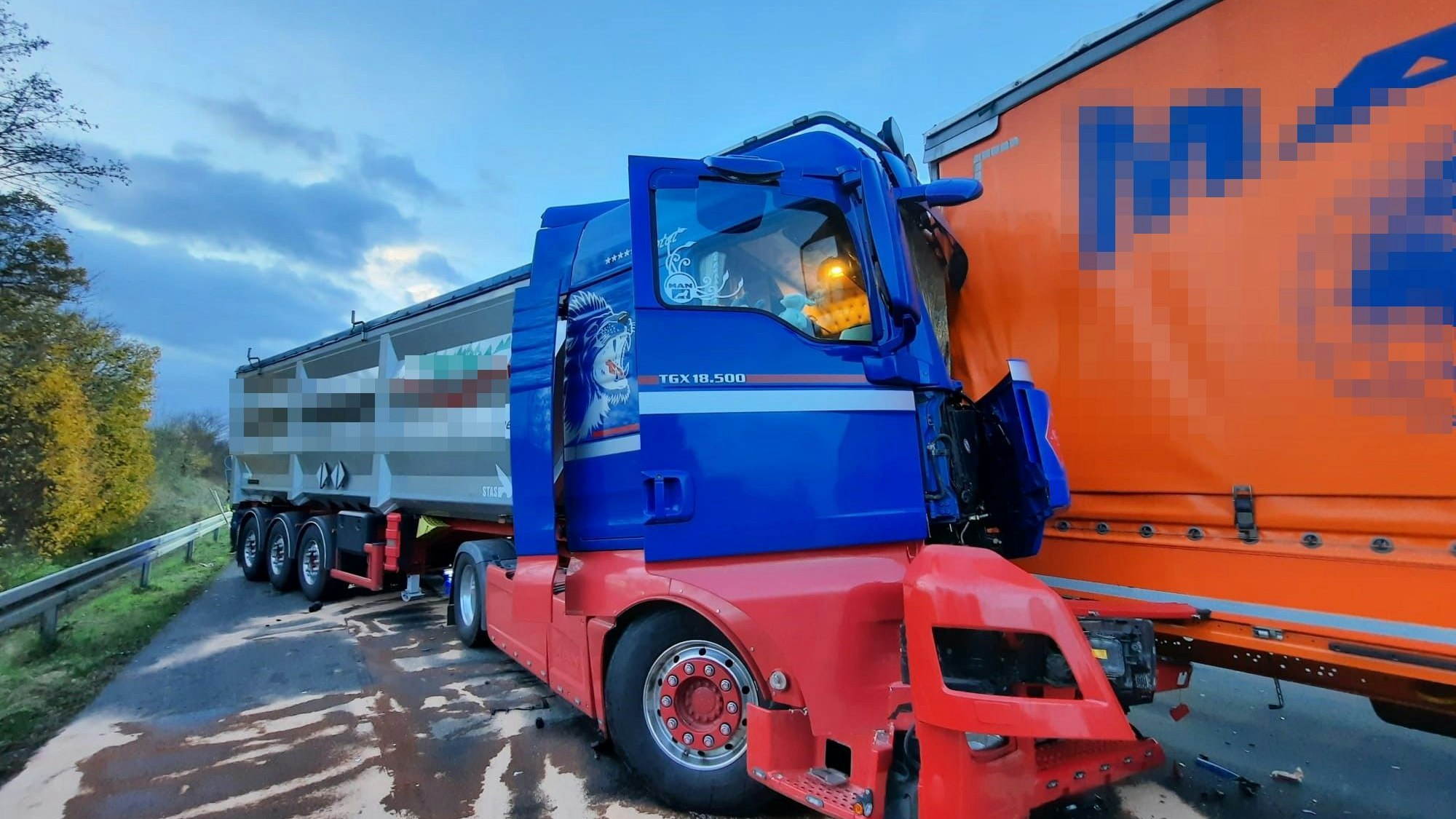 Ein schwer beschädigter Lkw.