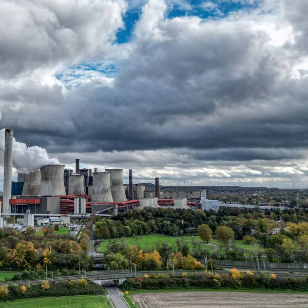Dampf steigt aus dem RWE-Braunkohlekraftwerk Niederaußem bei Bergheim. Der Energiekonzern hat ein fettes Plus beim Gewinn gemacht. (Symbolbild)