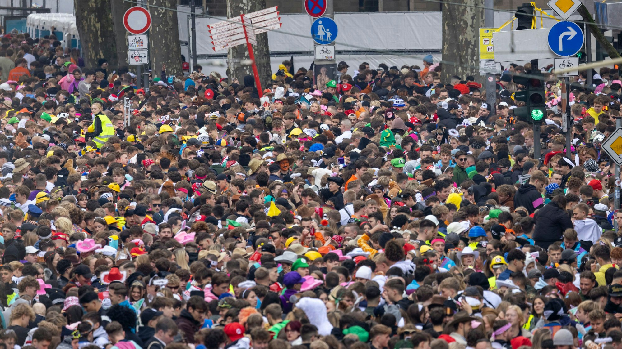 Die Zülpicher Straße zum Karnevalsauftakt am 11.11. in Köln