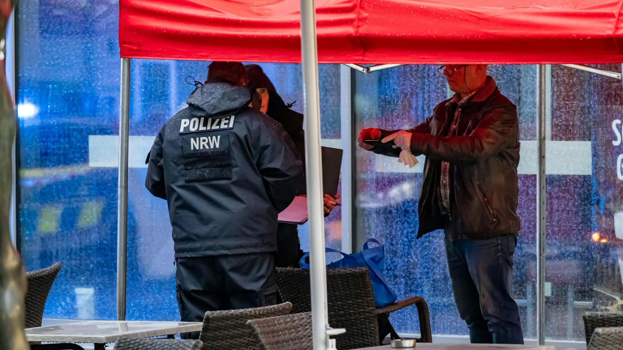 Kriminalisten der Kölner Polizei sichern Spuren.