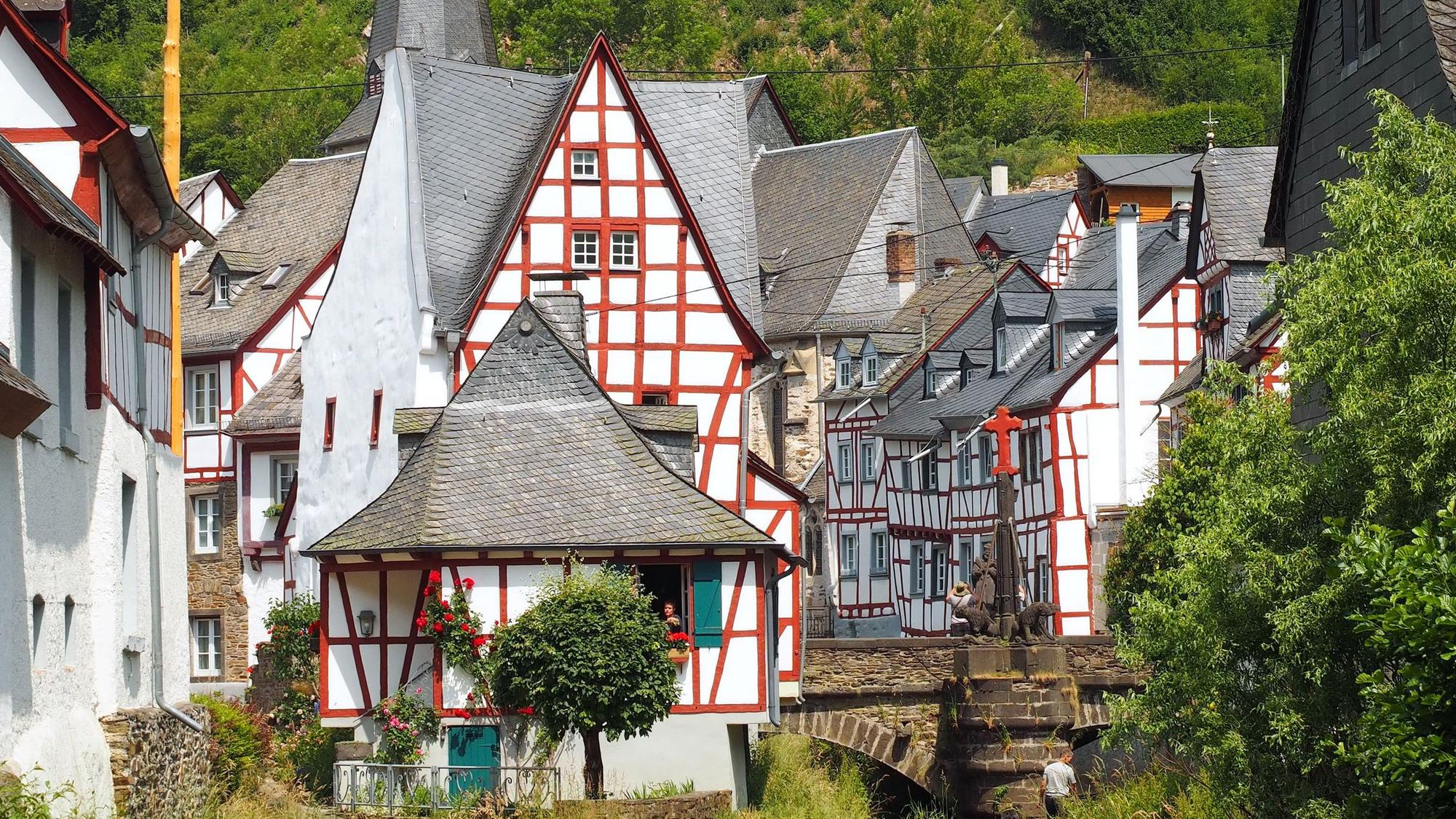 Rote Fachwerkhäuser im Bilderbuchort Monreal