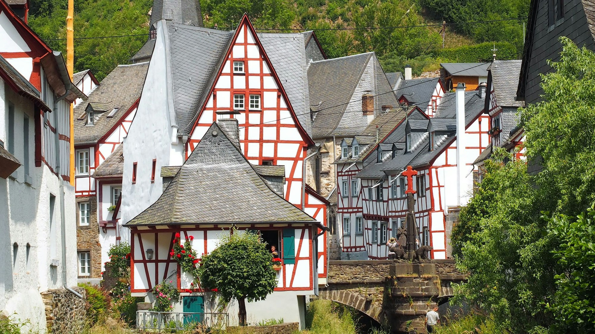 Rote Fachwerkhäuser im Bilderbuchort Monreal