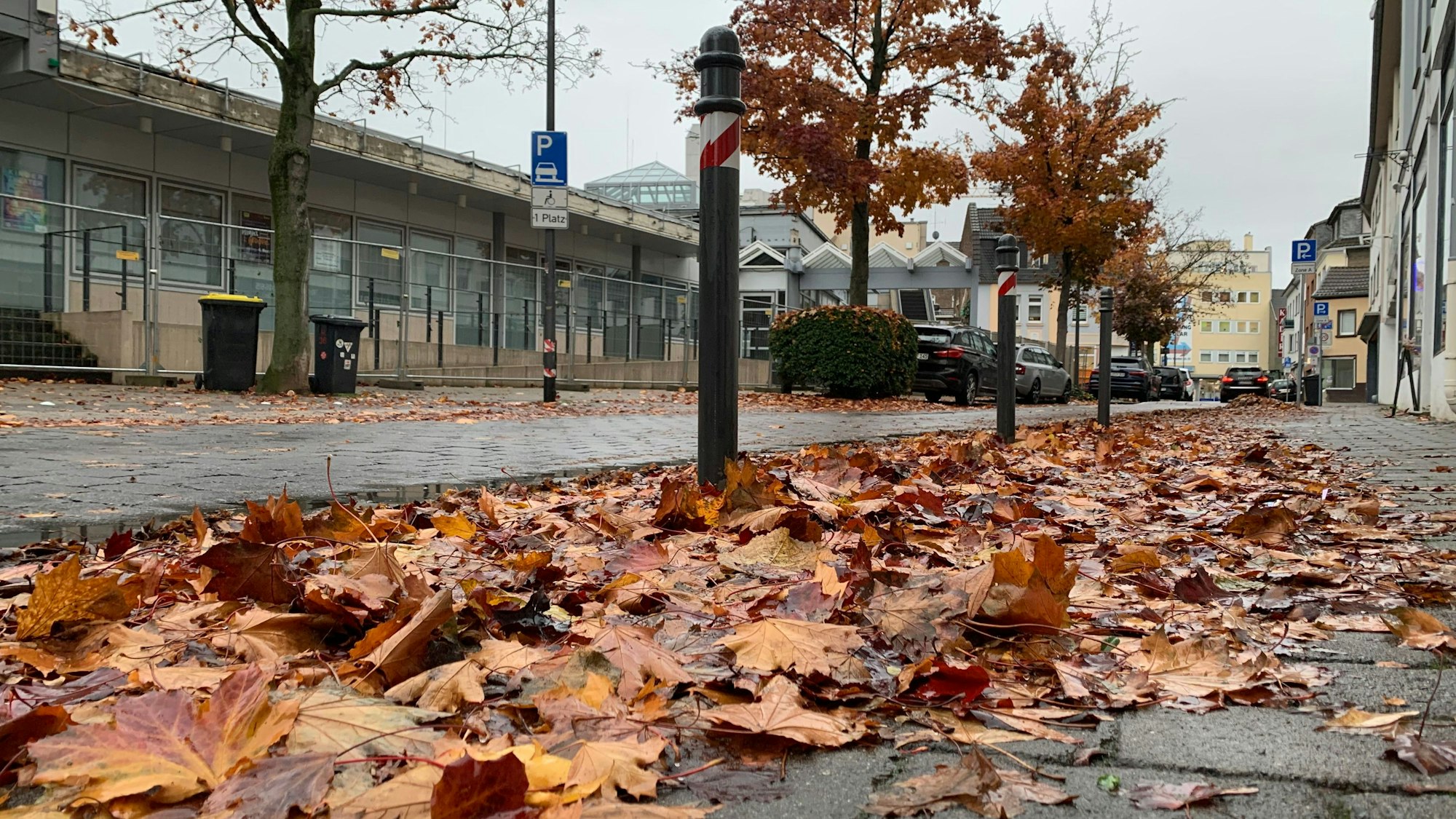Auf dem Gehweg an der Hochstraße in Euskirchen liegt Herbstlaub.