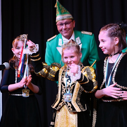 Auf dem Bild ist die neue Kinderprinzessin in Frechen zu sehen.