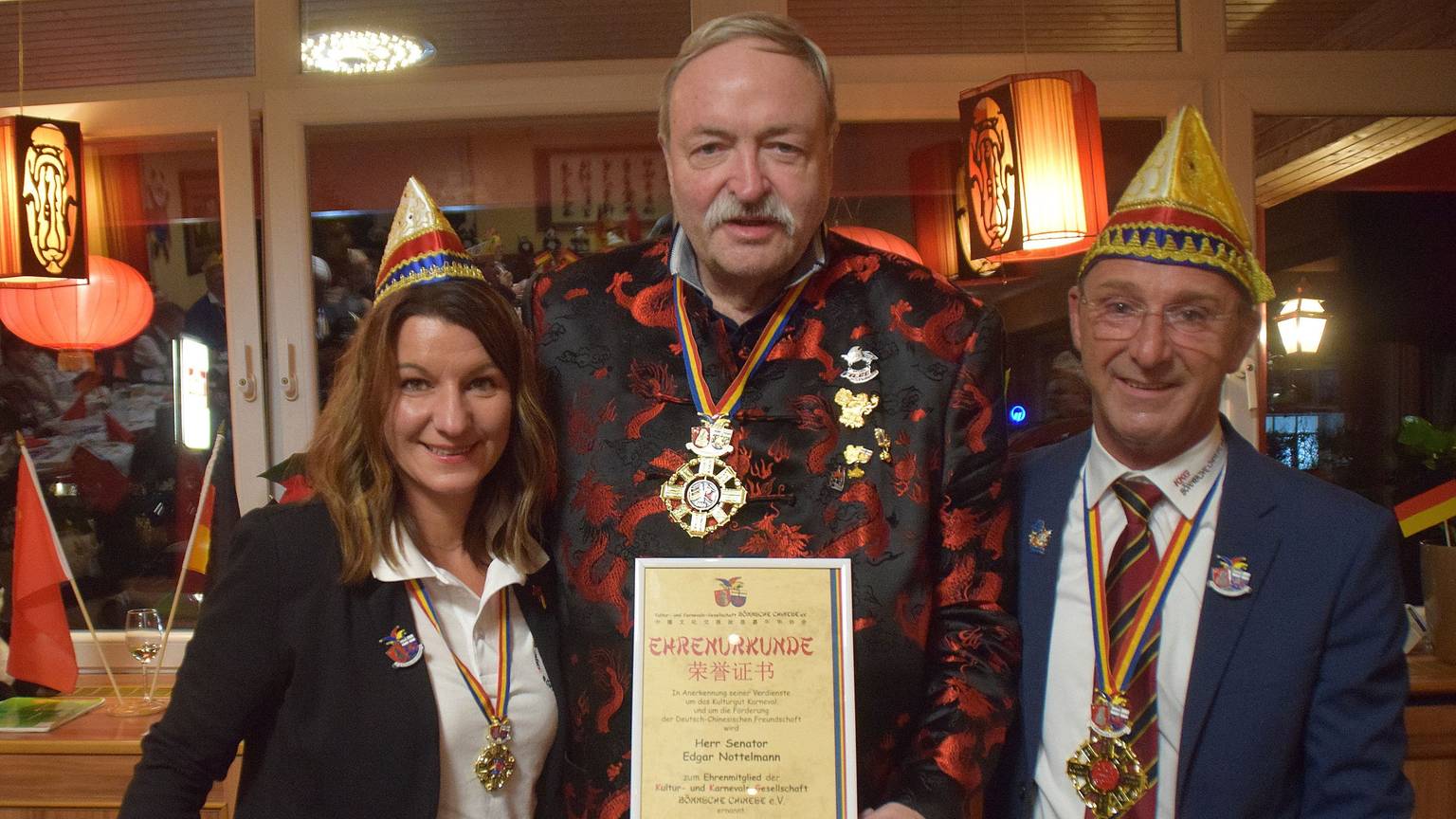Beim Ordensfest der KKG Bönnsche Chinese ernannten der Vorsitzende Michael Zöllner und Vize-Präsidentin Melanie Würzer-Knauf Edgar Nottelmann (Mitte) zum Ehrenmitglied. Foto: Frank Engel-Strebel