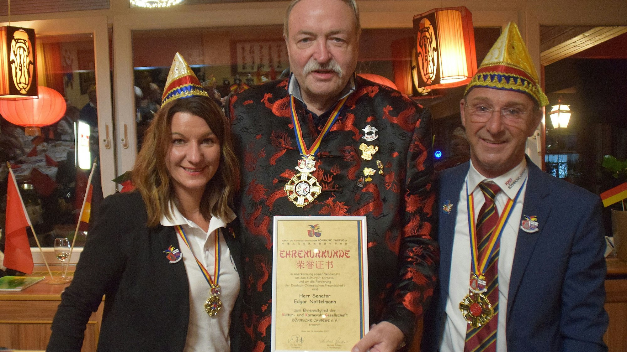 Beim Ordensfest der KKG Bönnsche Chinese ernannten der Vorsitzende Michael Zöllner und Vize-Präsidentin Melanie Würzer-Knauf Edgar Nottelmann (Mitte) zum Ehrenmitglied. Foto: Frank Engel-Strebel