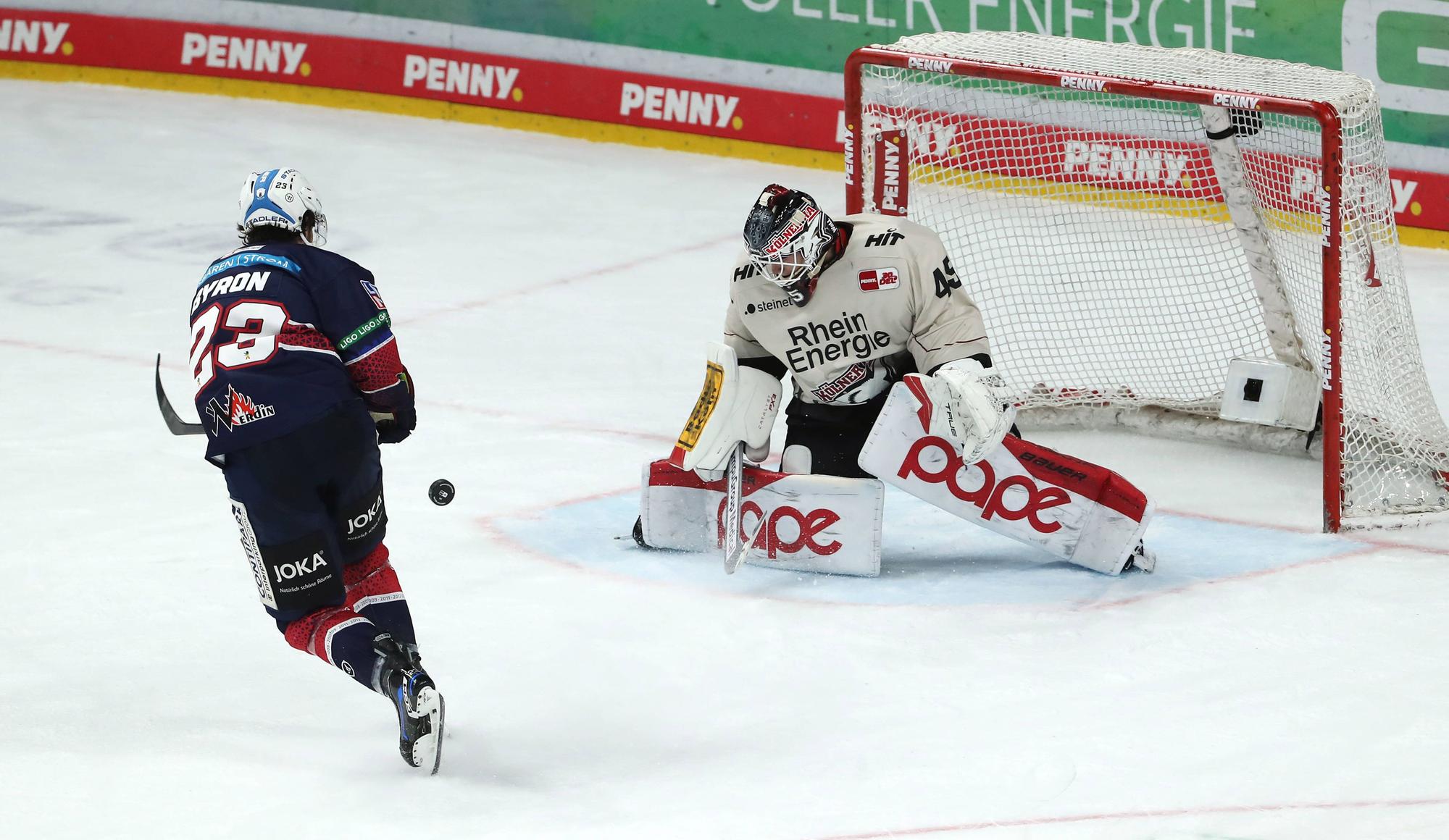 Blaine Byron scheitert an Torwart Tobias Ancicka im Penaltyschiessen / / Eishockey / Penny DEL Deutsche Eishockey Liga / 17. Spieltag Saison 2023/2024