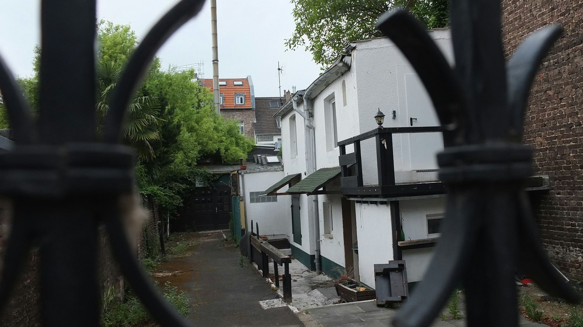 Blick durch den Toreingang an der Klarastraße auf das Theaterhaus.