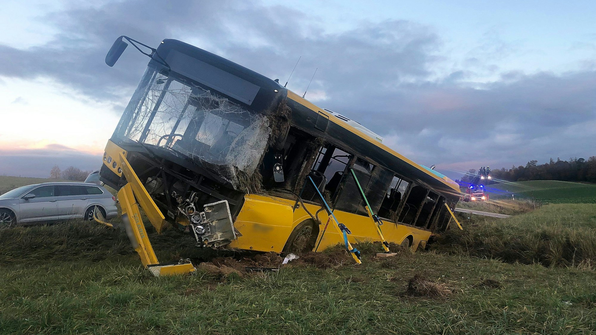 15.11.2023, Bayern, Laberweinting: Ein verunglückter Linienbus liegt im Straßengraben.