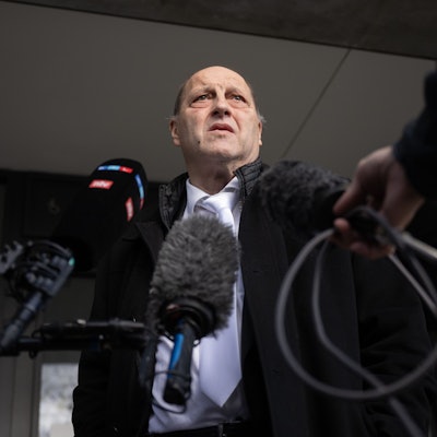 15.11.2023, Baden-Württemberg, Stuttgart: Rechtsanwalt Thomas Seifert gibt nach der Urteilsverkündung im Boxberg-Prozess gegen einen mutmaßlichen "Reichsbürger· vor dem Oberlandesgericht Stuttgart ein Statement. Der Angeklagte soll mit einem Gewehr durch die heruntergelassenen Rollläden mehrere Schüsse auf 14 Polizisten abgegeben haben. Foto: Marijan Murat/dpa +++ dpa-Bildfunk +++