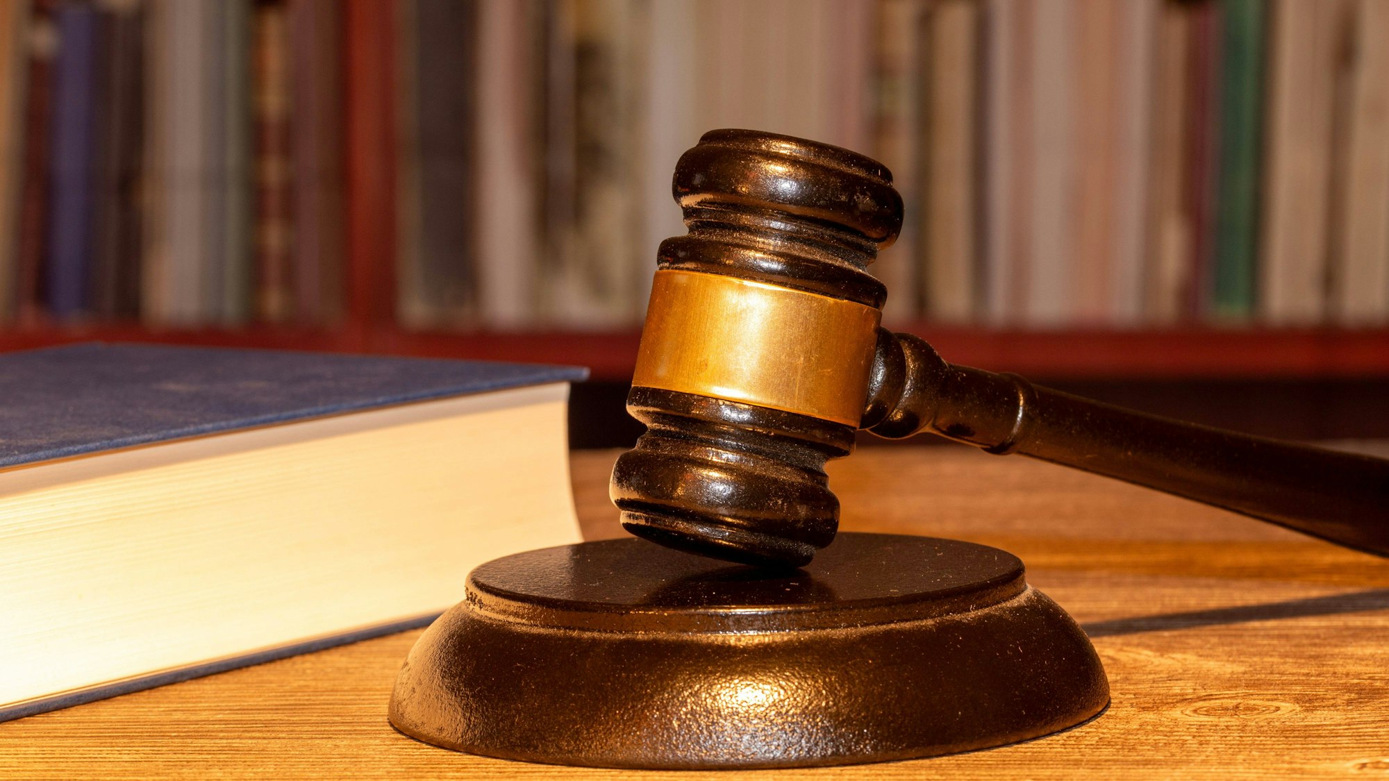 Buch und Richterhammer als Symbolbild