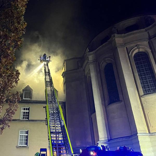 In eienm Gebäude der Steyler Missionare in Sankt Augustin brennt es im Dachgeschoss. Die Feuerwehr Sankt Augustin ist mit der Drehleiter im Einsatz und kämpft gegen die Fammen in dem historischen Gebäude.