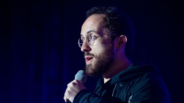 Igor Levit auf einer Bühne mit Mikrofon