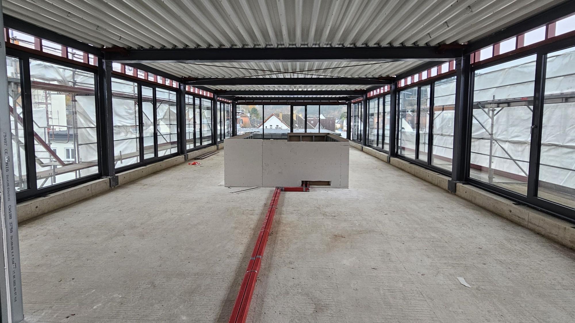 Zu sehen ist der Rohbau der Stadtbibliothek mit den großen Fensterfronten.