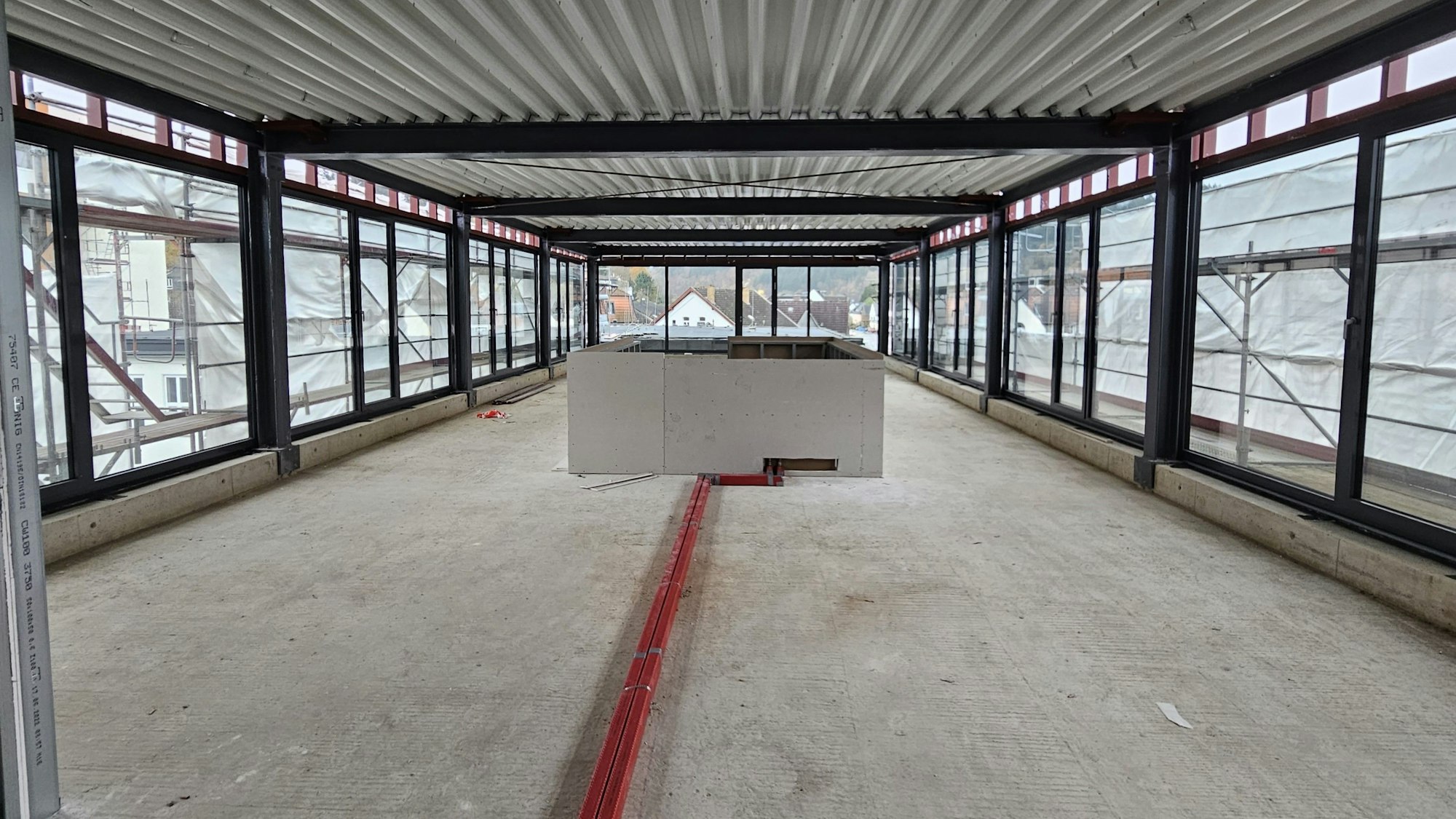 Zu sehen ist der Rohbau der Stadtbibliothek mit den großen Fensterfronten.