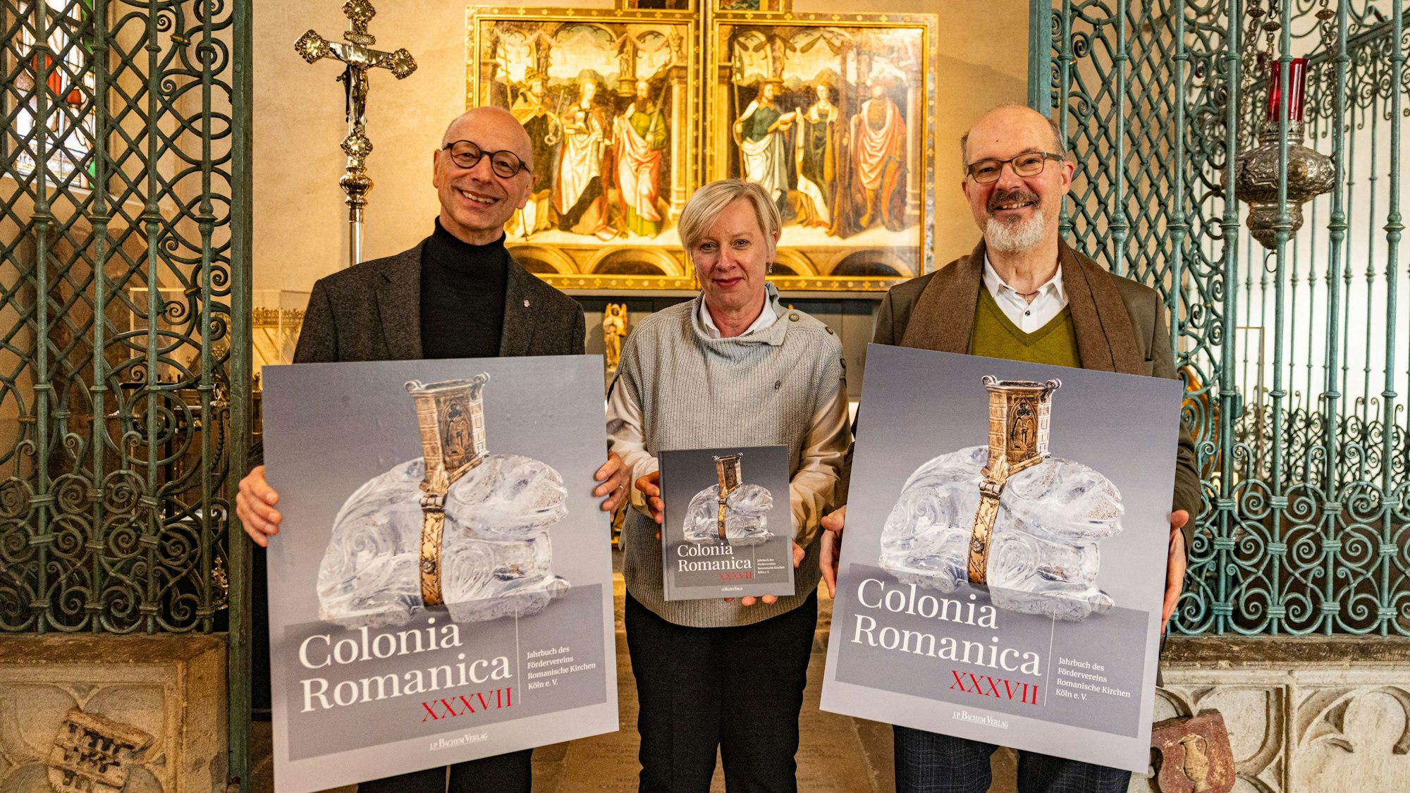 Stellten das neue Jahrbuch vor der Sakramentskapelle in St. Peter vor: Helmut Loggen und Gabriele Oepen-Domschky vom Förderverein Romanische Kirchen mit Pfarrer Stephan Kessler (v. l.).