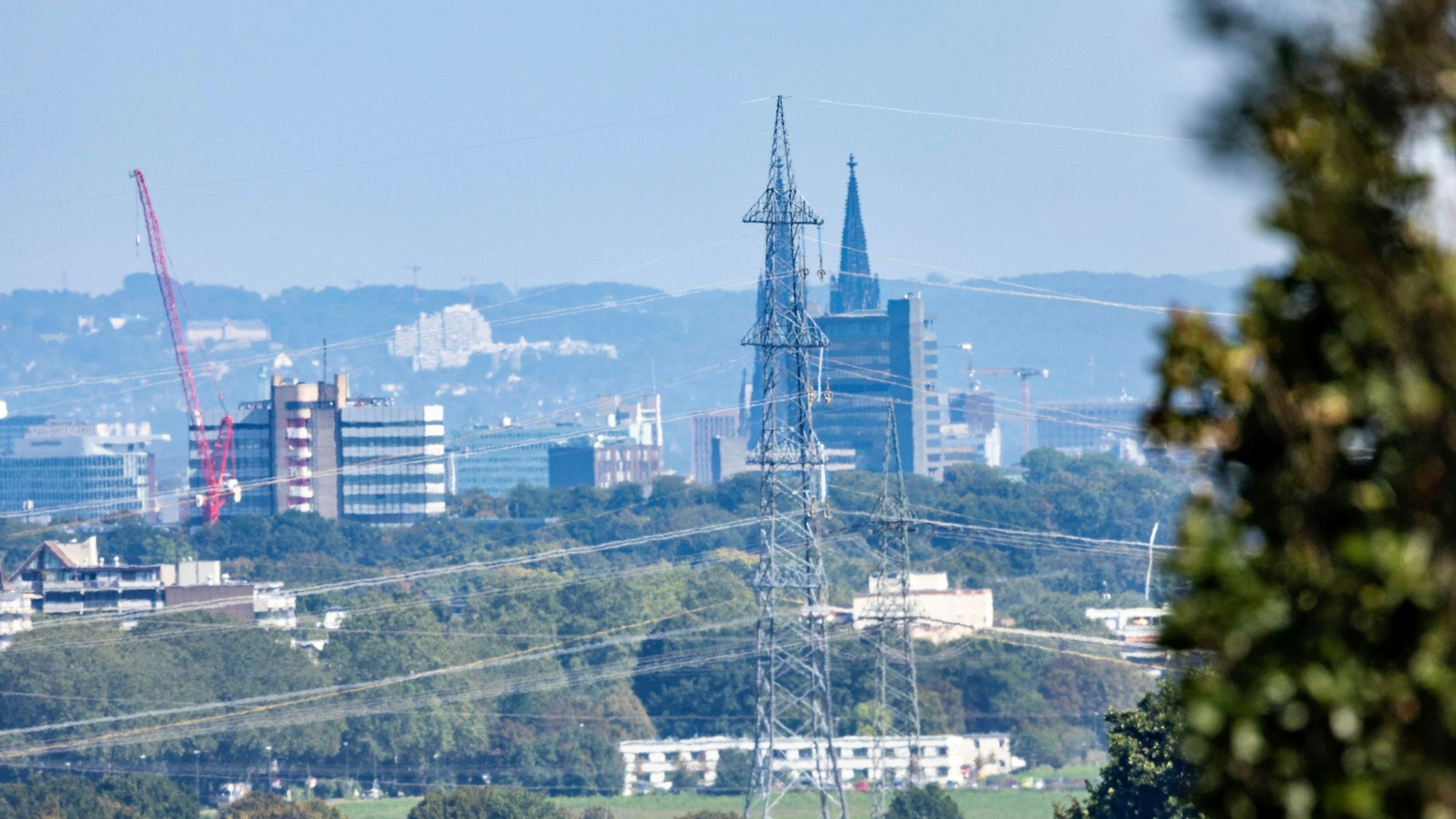 Der Strommast in der Sichtachse zum Dom
