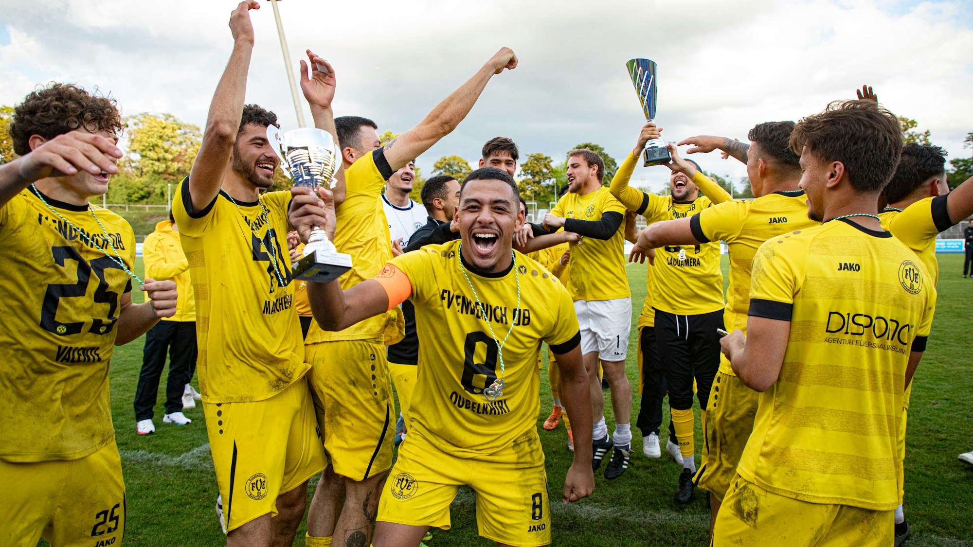 Der FV Endenich bejubelt den Sieg im Kreispokal gegen den Bonner SC.
