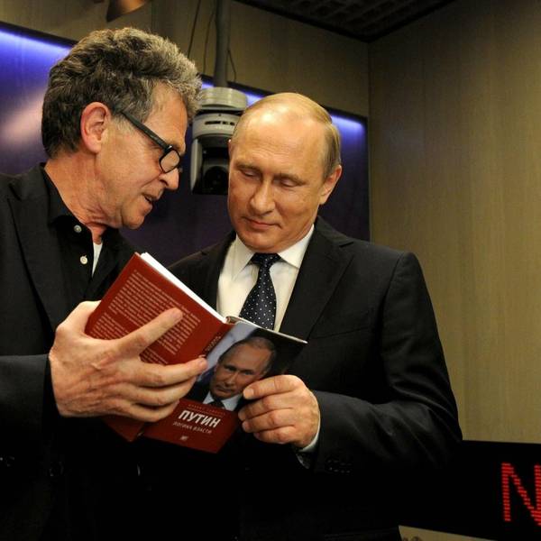 Der russische Präsident Wladimir Putin (rechts) bei der Vorstellung des Buches Putin: Die Logik der Macht des deutschen Journalisten Hubert Seipel.