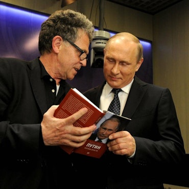 Der russische Präsident Wladimir Putin (rechts) bei der Vorstellung des Buches Putin: Die Logik der Macht des deutschen Journalisten Hubert Seipel.