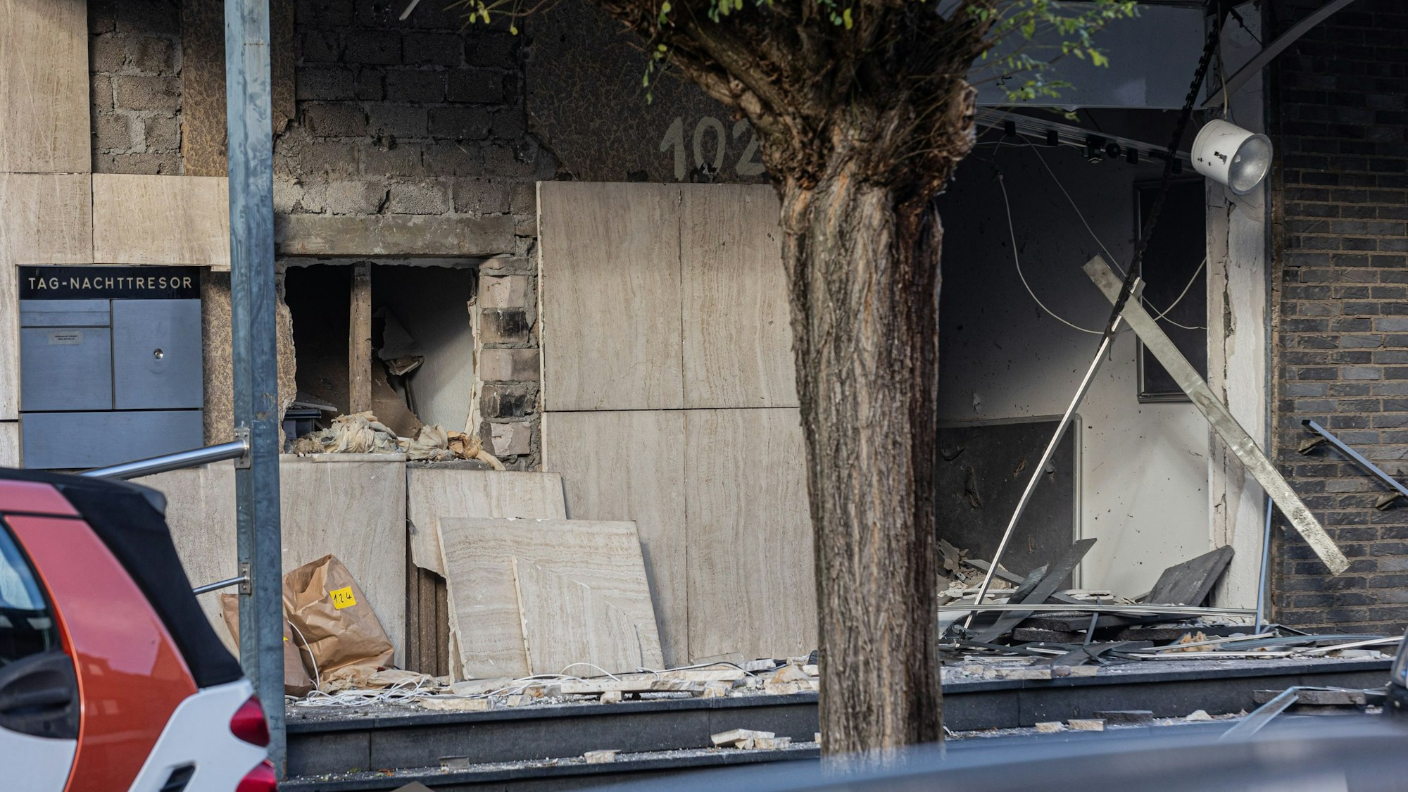 Große Zerstörung richtete die Sprengung des Geldautomaten in Worringen an.