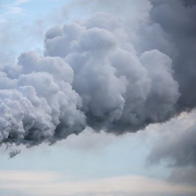 Qualm strömt aus dem Schornstein des Braunkohlekraftwerks Schkopau.