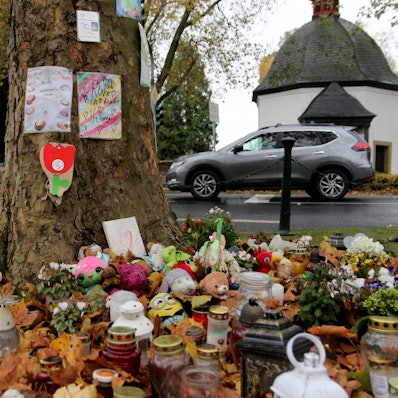 Auf dem Foto ist die Unfallstelle zu sehen. Dort sind Kerzen, Blumen und Kuscheltiere abgelegt worden.