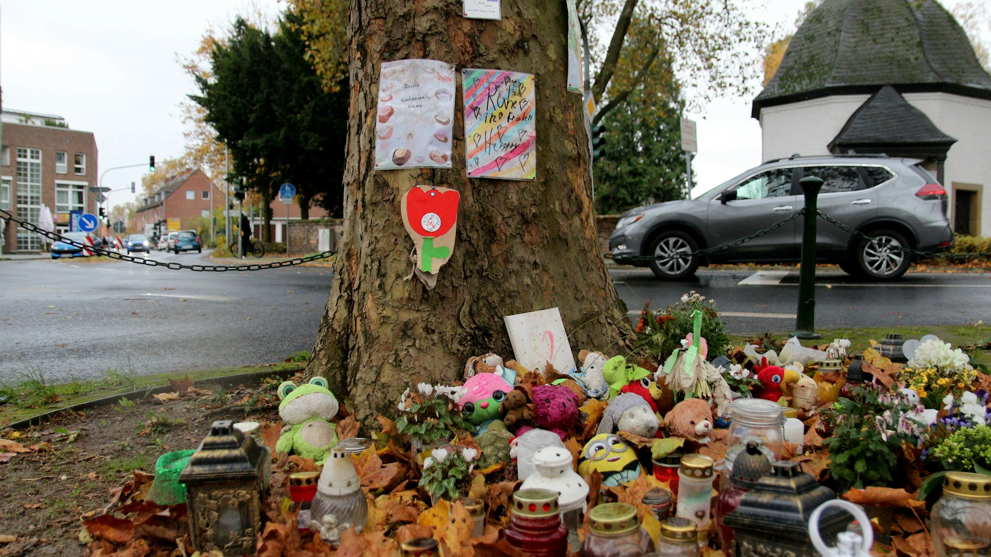Auf dem Foto ist die Unfallstelle zu sehen. Dort sind Kerzen, Blumen und Kuscheltiere abgelegt worden.