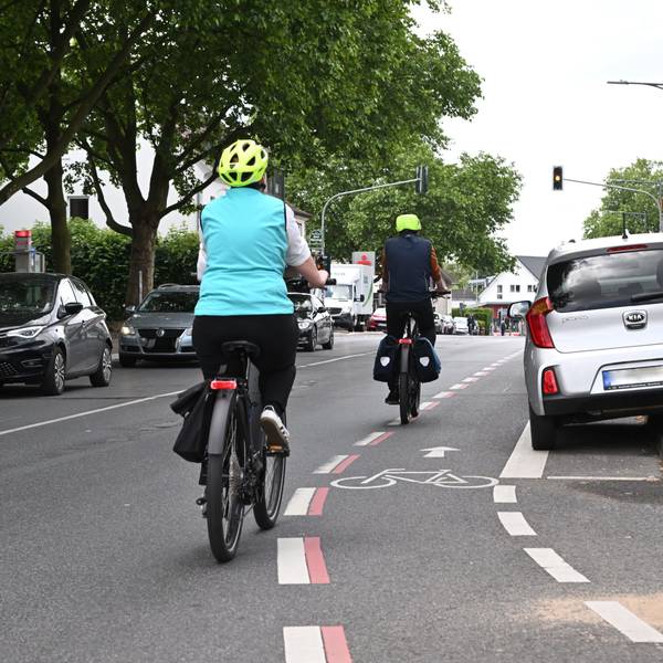 Das Foto zeigt Radfahrer und Autos auf der Altenberger-Dom-Straße in Schildgen