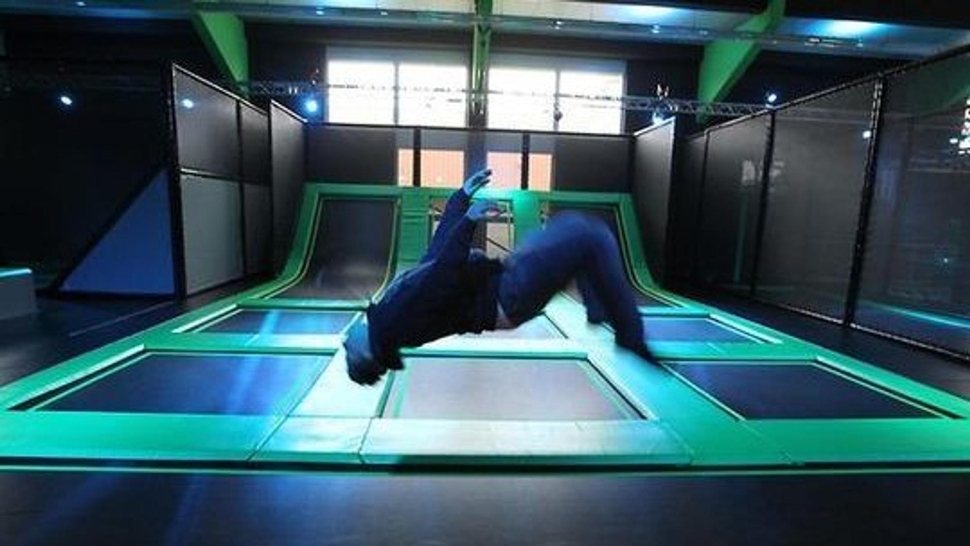 Ein Kind macht einen Salto im Trampolinpark.