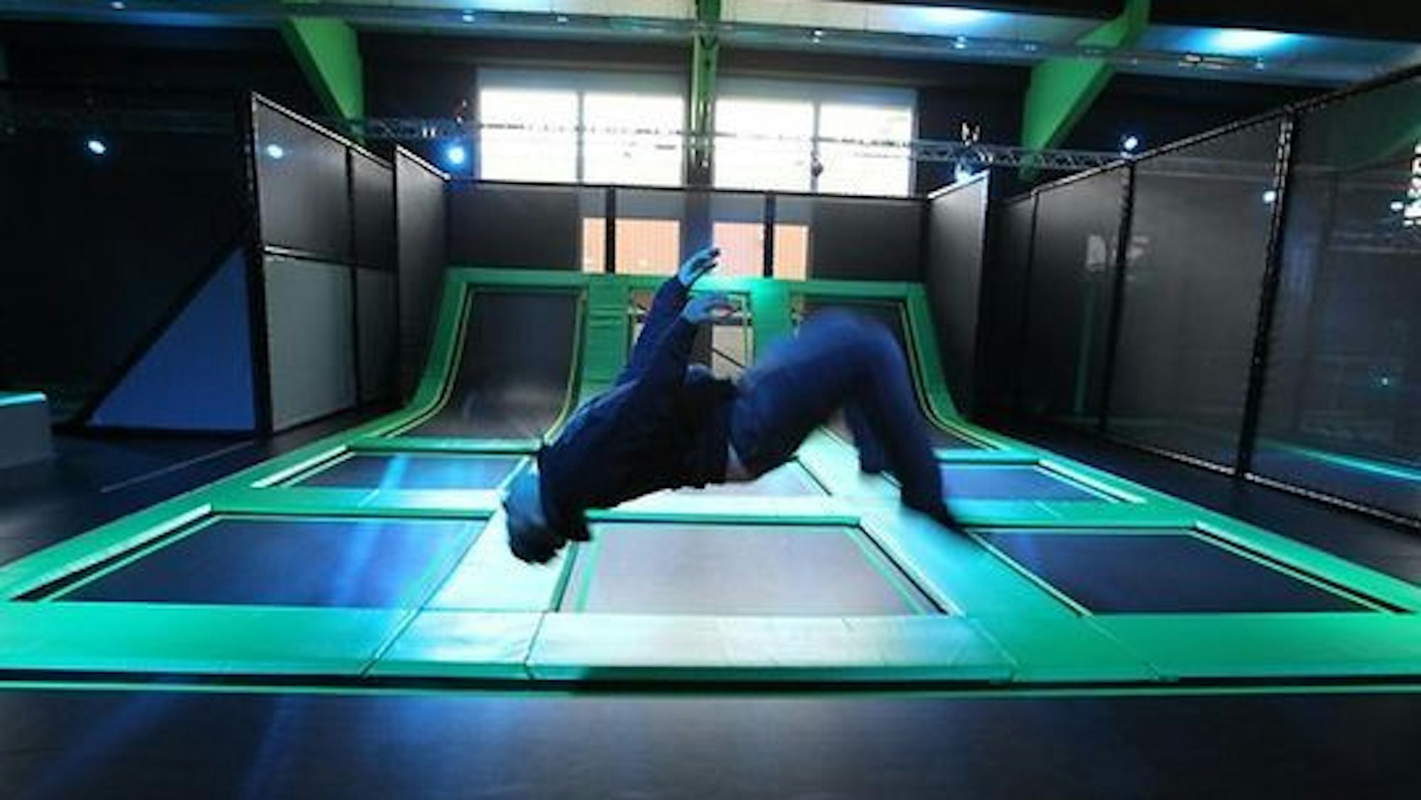 Ein Kind macht einen Salto im Trampolinpark.