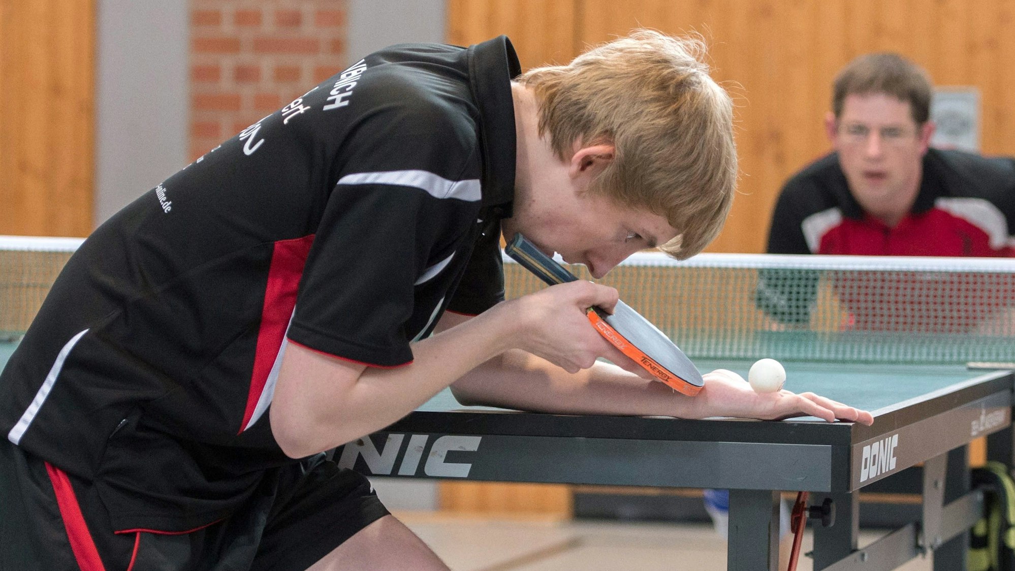 Vernichs Kapitän Eike Schleert beim Aufschlag.