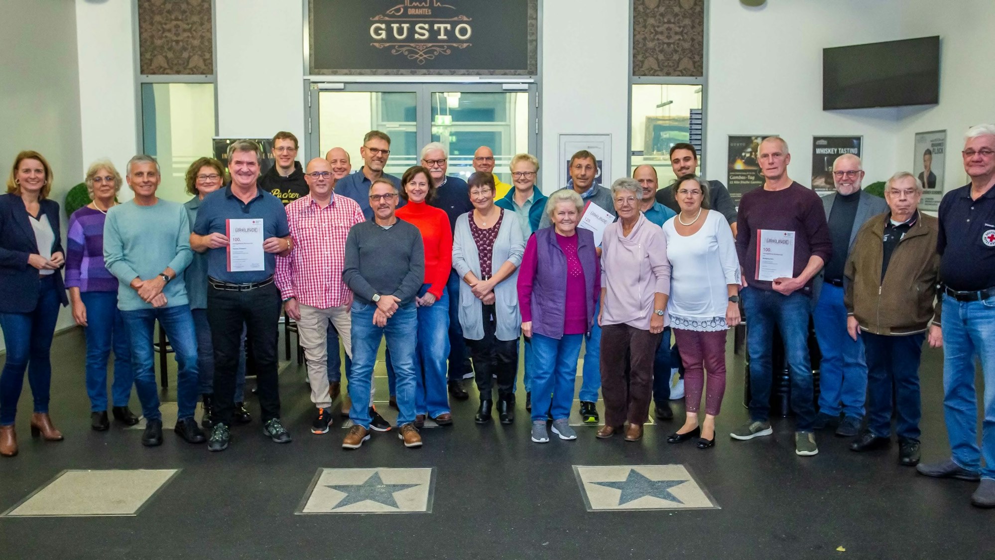 Gruppenbild vor einem Restaurant