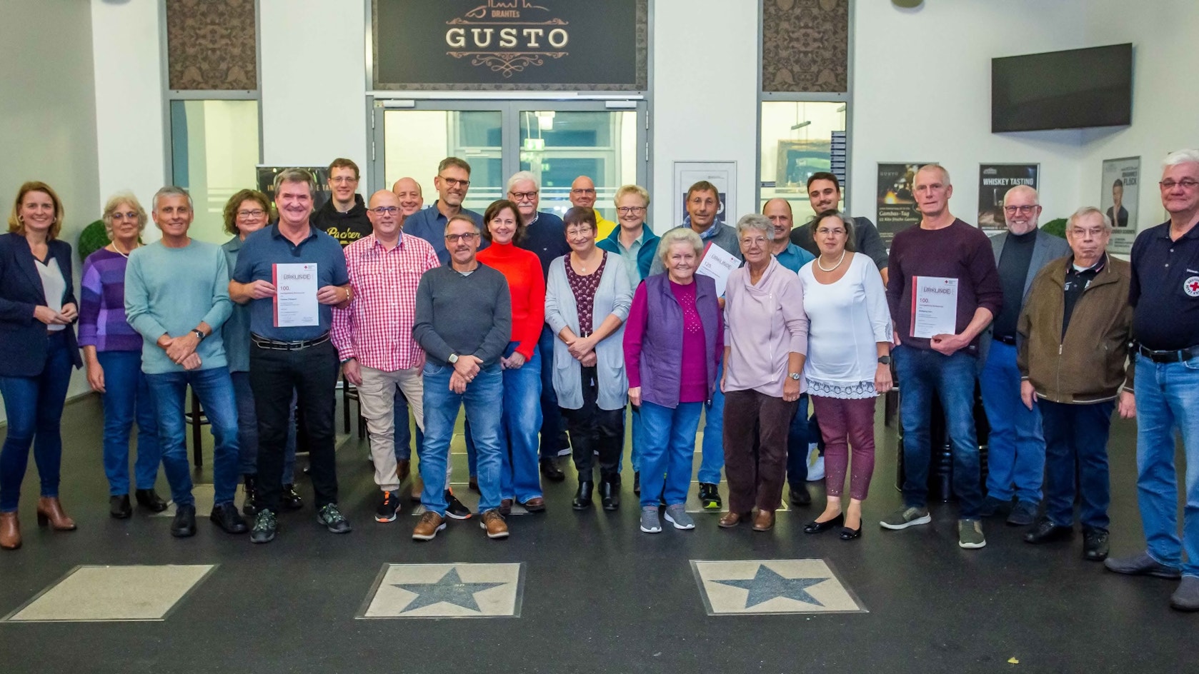 Gruppenbild vor einem Restaurant