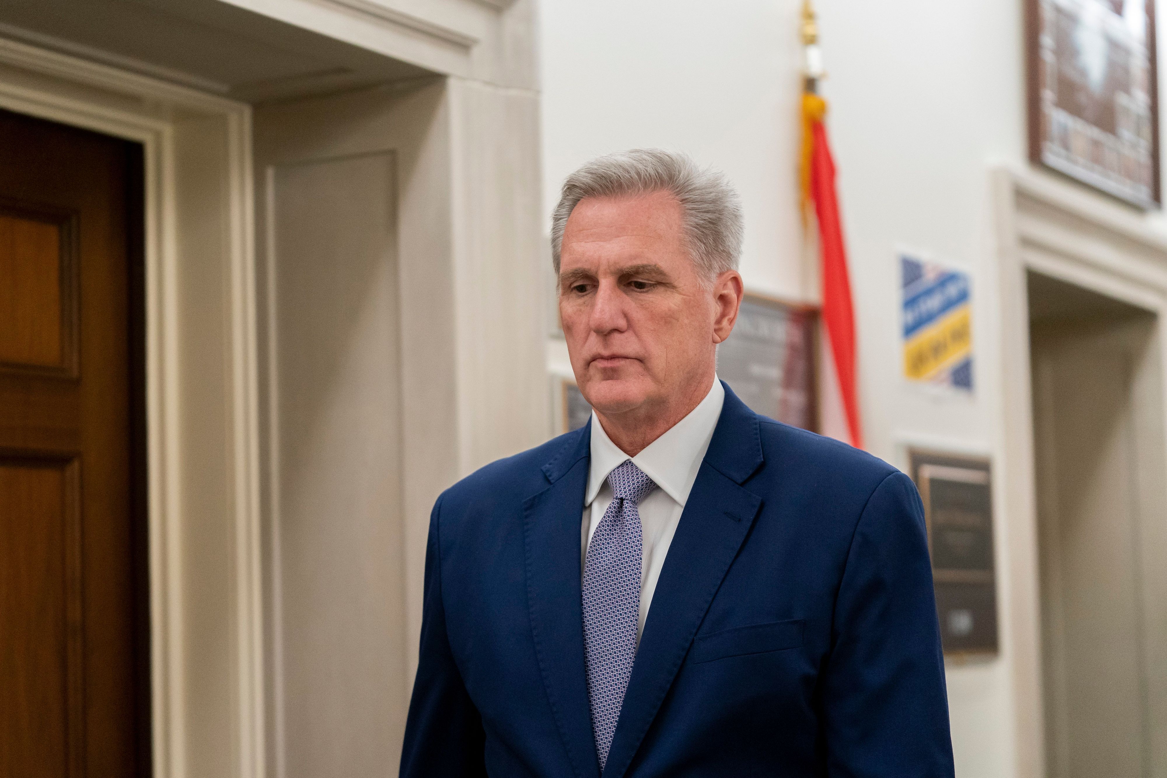 24.10.2023, USA, Washington: Kevin McCarthy (Republikaner aus Kalifornien), ehemaliger Sprecher des Repräsentantenhauses, geht durch das Gebäude auf dem Capitol Hill in Washington, während sich die Republikaner treffen, um zu entscheiden, wer der neue Sprecher des Repräsentantenhauses werden soll. Foto: Stephanie Scarbrough/AP/dpa +++ dpa-Bildfunk +++