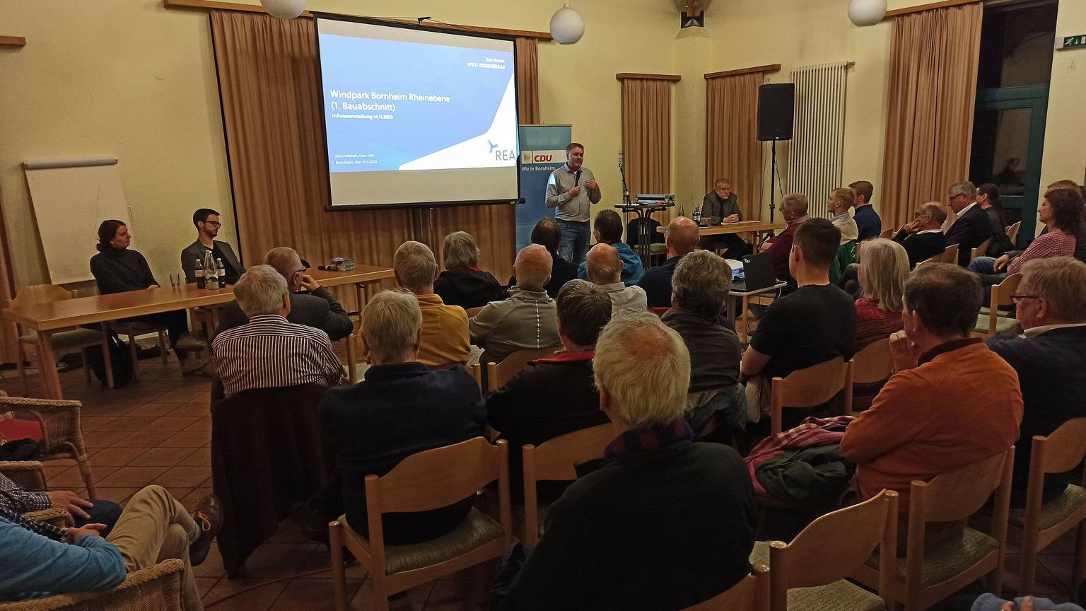 Auf große Resonanz stieß die von der CDU Bornheim organisierte Infoveranstaltung zum Windpark in der Rheinebene. Lutz Wehrend (stehend) konnte Clara Ukat und Klaus Wildrath von der REA Firmengruppe (links) und den Bornheimer Beigeordneten Manfred Schier (rechts) begrüßen.