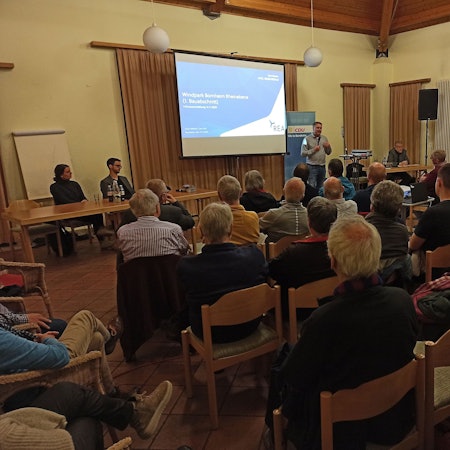 Auf große Resonanz stieß die von der CDU Bornheim organisierte Infoveranstaltung zum Windpark in der Rheinebene. Lutz Wehrend (stehend) konnte Clara Ukat und Klaus Wildrath von der REA Firmengruppe (links) und den Bornheimer Beigeordneten Manfred Schier (rechts) begrüßen.