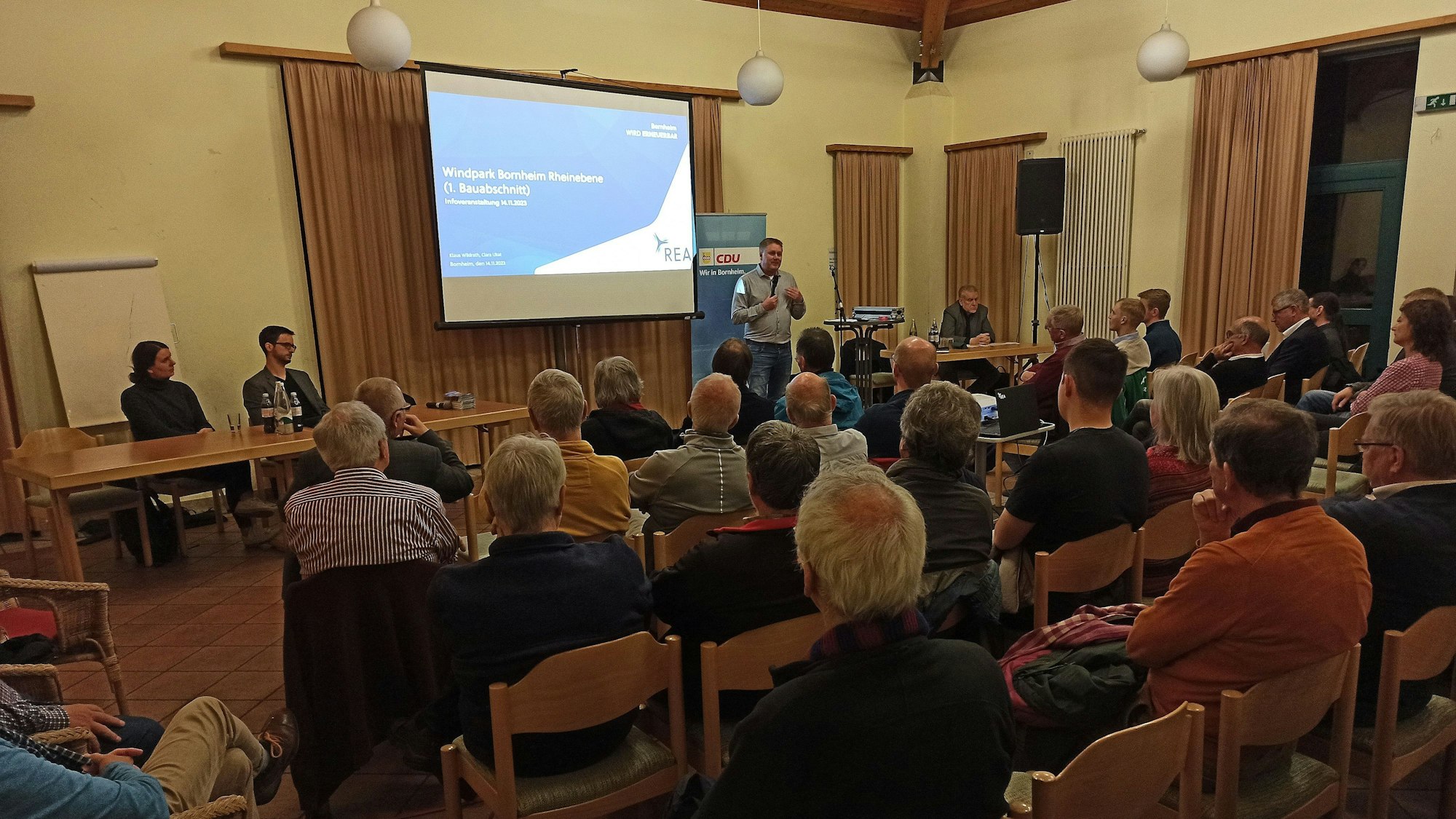 Auf große Resonanz stieß die von der CDU Bornheim organisierte Infoveranstaltung zum Windpark in der Rheinebene. Lutz Wehrend (stehend) konnte Clara Ukat und Klaus Wildrath von der REA Firmengruppe (links) und den Bornheimer Beigeordneten Manfred Schier (rechts) begrüßen.