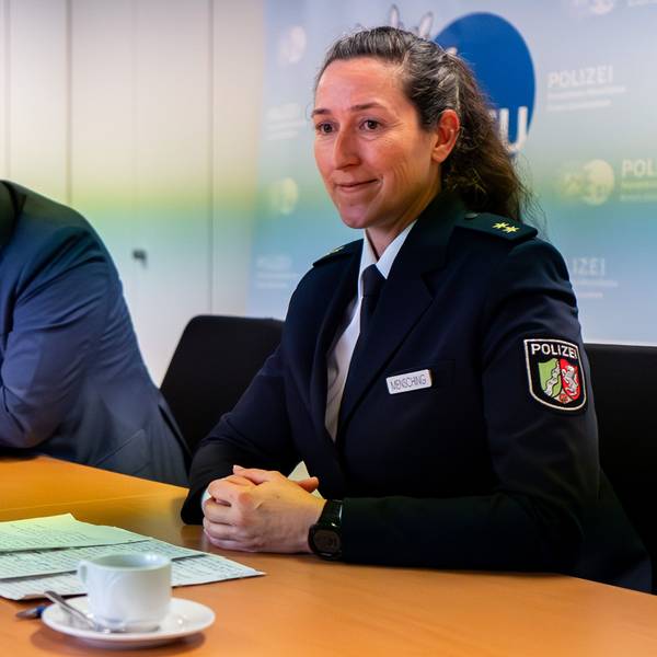 Das Bild zeigt Martina Mensching während einer Pressekonferenz. Auch Landrat Markus Ramers sitzt mit am Tisch.
