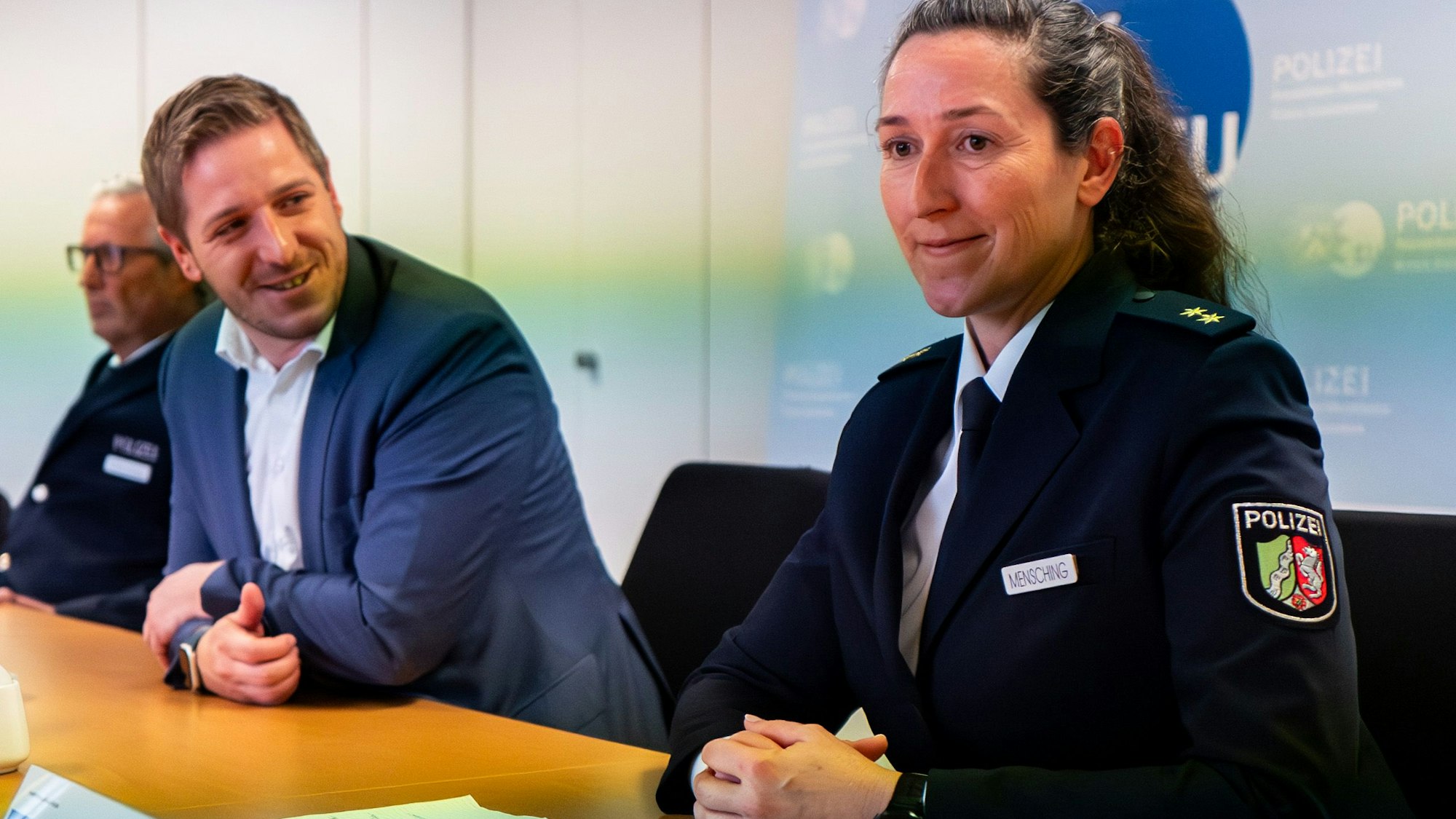 Das Bild zeigt Martina Mensching während einer Pressekonferenz. Auch Landrat Markus Ramers sitzt mit am Tisch.