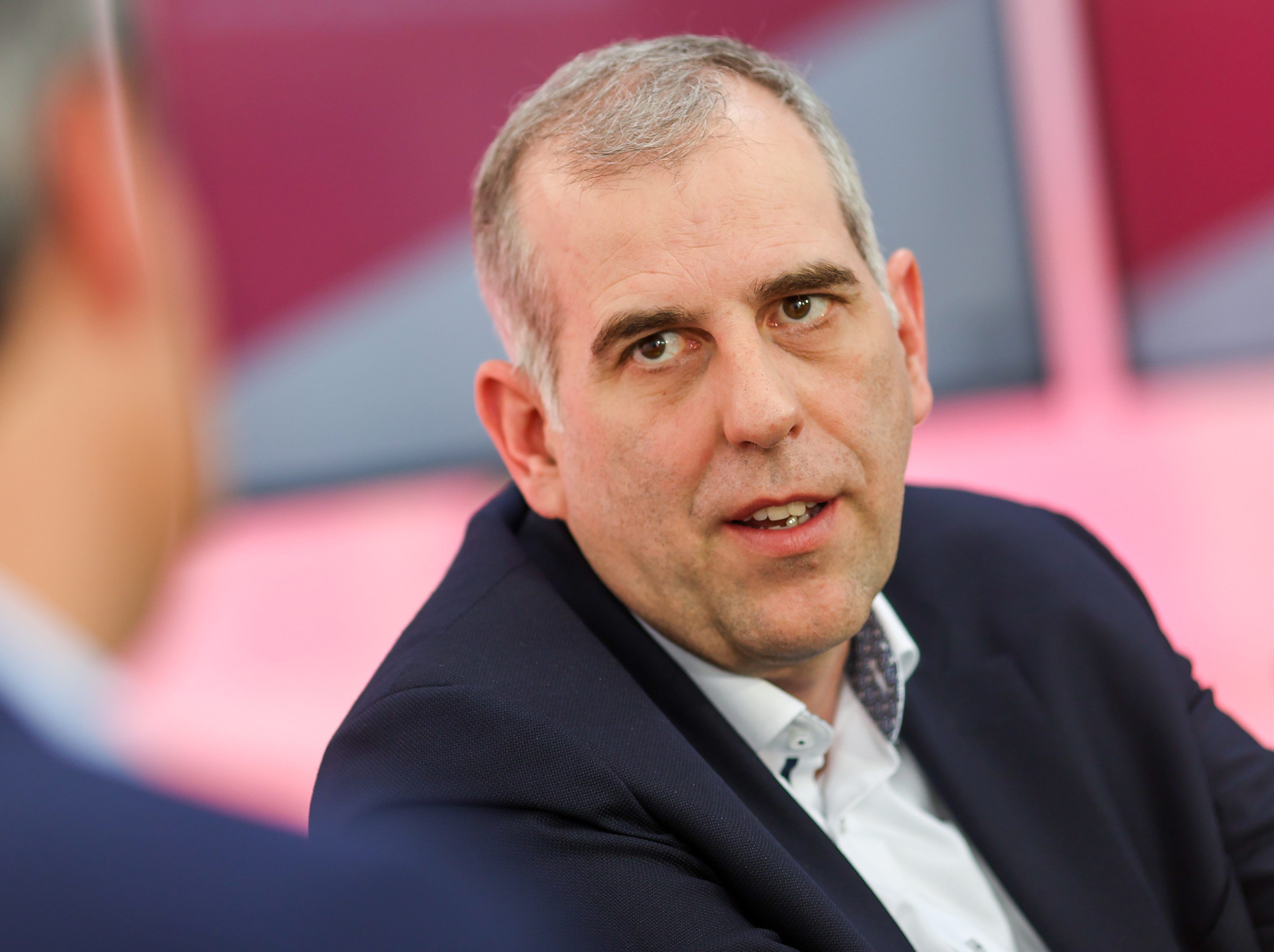 ARCHIV - 02.06.2021, Sachsen, Leipzig: Stephan Schmitter, Geschäftsführer RTL News GmbH, sitzt auf einem Podium auf den Medientagen Mitteldeutschland. RTL Deutschland hat nach dem Kauf der Magazine des Hamburger Verlagshauses Gruner + Jahr eine neue Redaktionsstruktur erarbeitet.