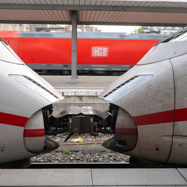 Zwei ICE-Züge der Deutschen Bahn sind auf dem Bahnhof zusammengekoppelt.