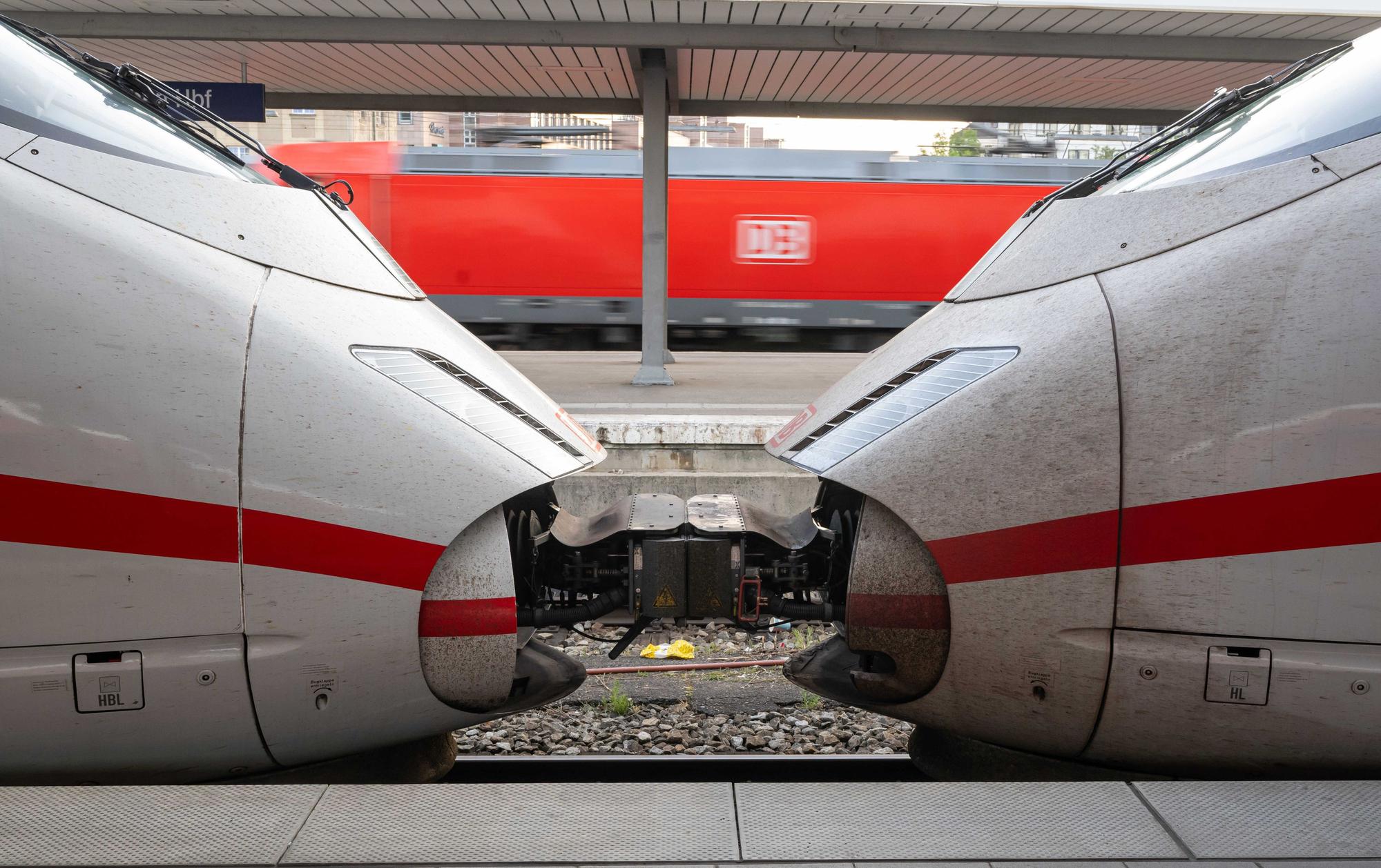 Zwei ICE-Züge der Deutschen Bahn sind auf dem Bahnhof zusammengekoppelt.