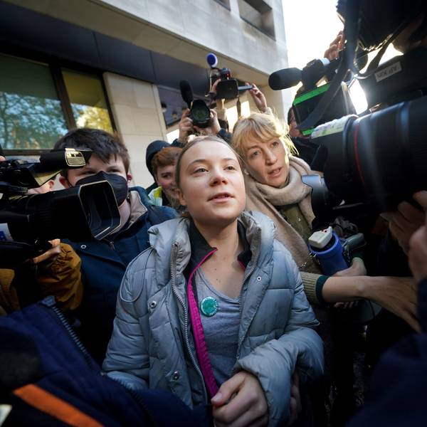 Greta Thunberg (M), Klimaaktivistin aus Schweden, trifft vor dem Westminster Magistrates' Court ein.