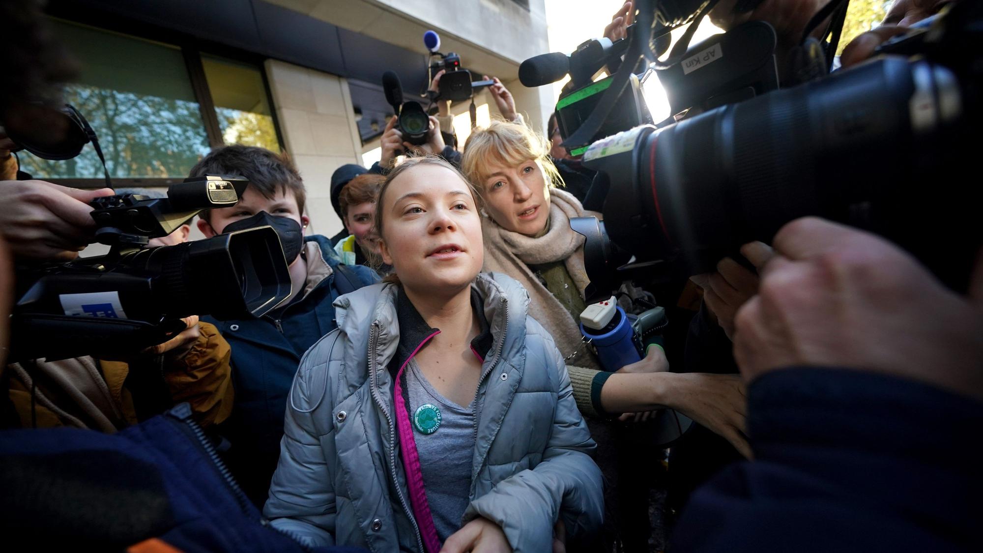 Greta Thunberg (M), Klimaaktivistin aus Schweden, trifft vor dem Westminster Magistrates' Court ein.