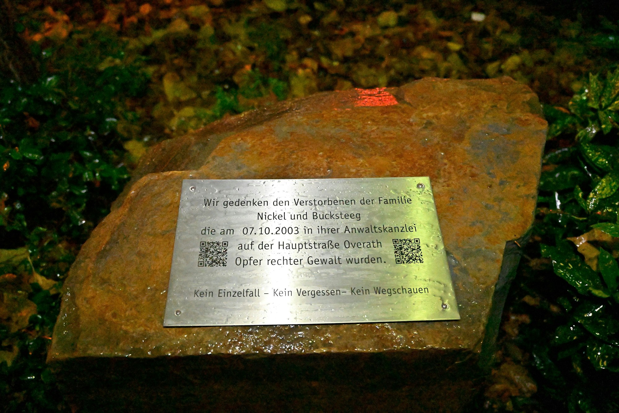 Auf dem Bahnhofplatz in Overath findet sich seit dem 14. November 2023 die Gedanktafel zum Dreifachmord.