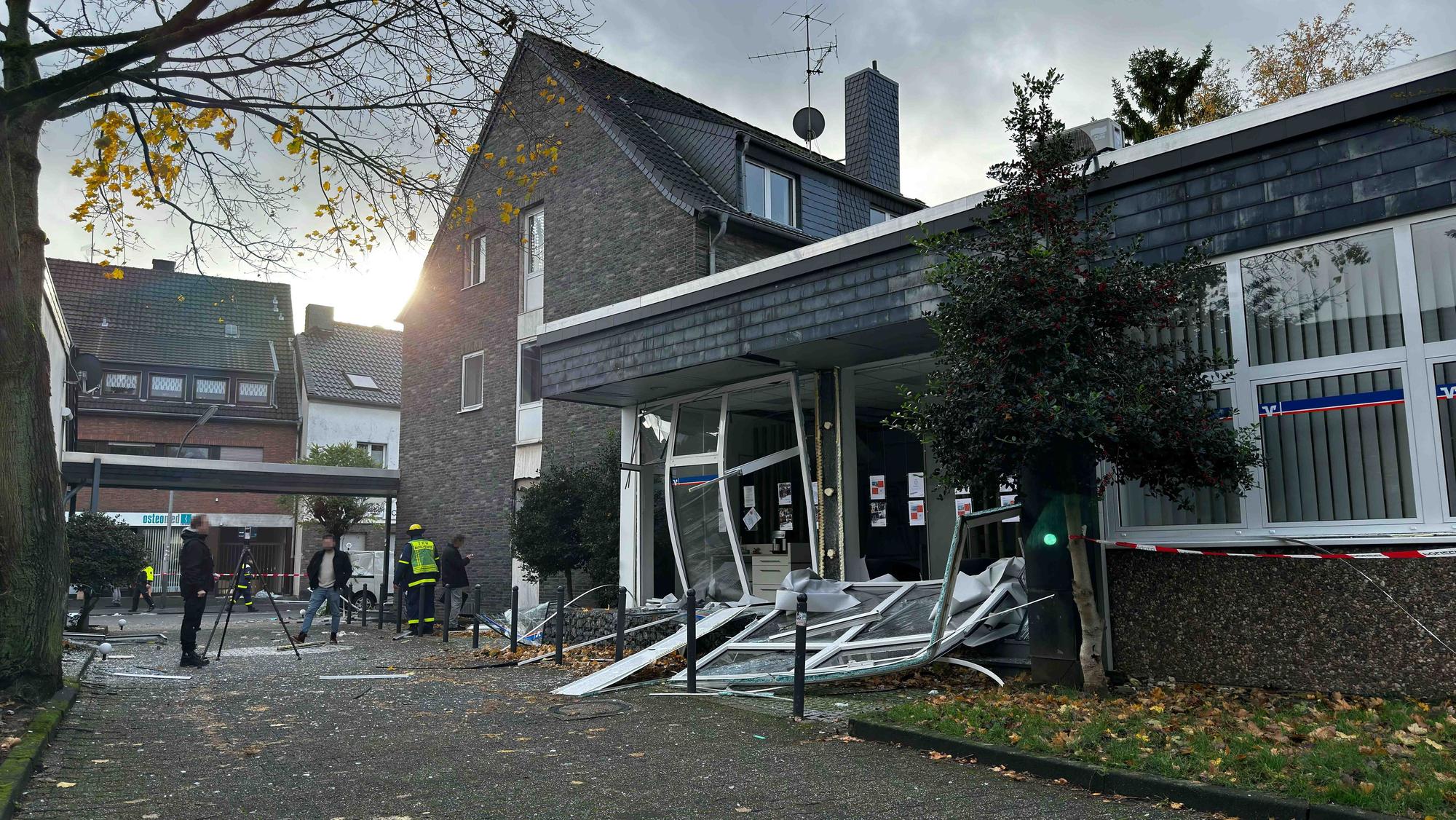 Die Volksbank-Filiale in Worringen wurde bei der Explosion zerstört.