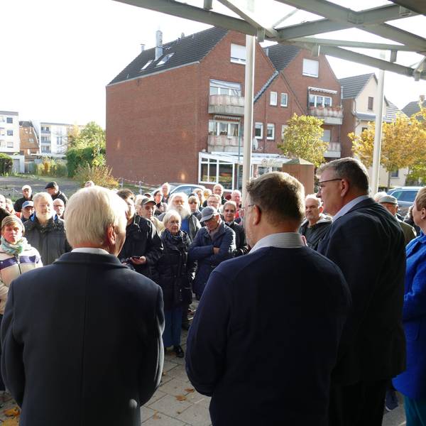 Gegner der Niederkasseler Grundsteuererhöhung stehen bei der Übergabe ihrer Petition vor dem Niederkasseler Rathaus und diskutieren mit dem damaligen Bürgermeister Stephan Vehreschild.