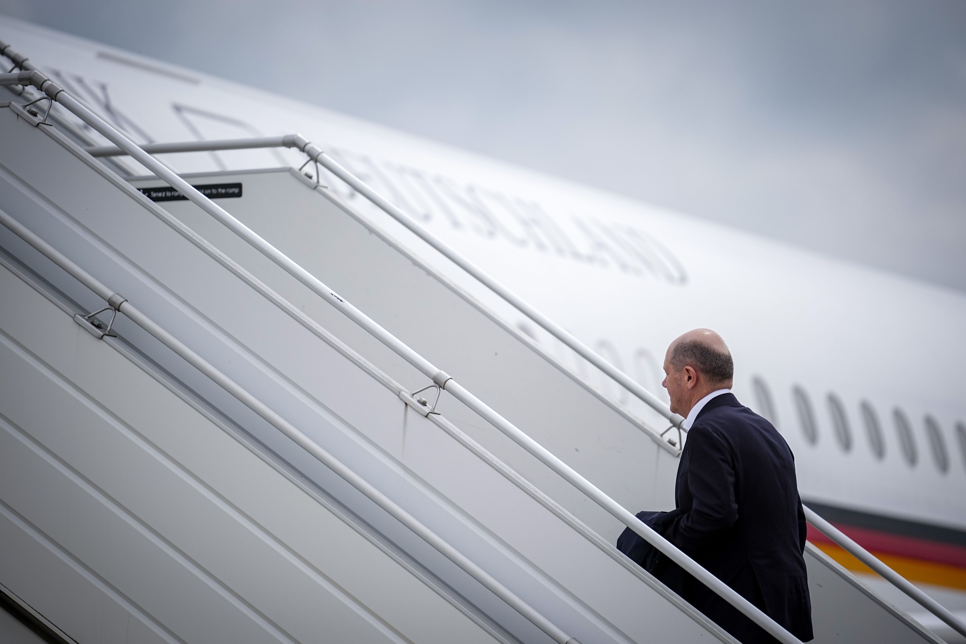 Muss viel reisen: Olaf Scholz an einem Regierungsflugzeug, als Bundeskanzler hat er rund einen Monat im Flieger verbracht. (Archivbild)